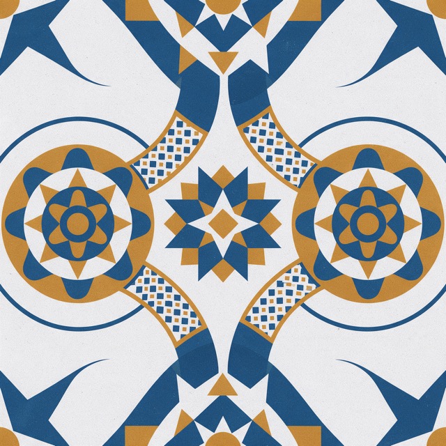 Fragmento de azulejo geométrico en azul cobalto y ocre